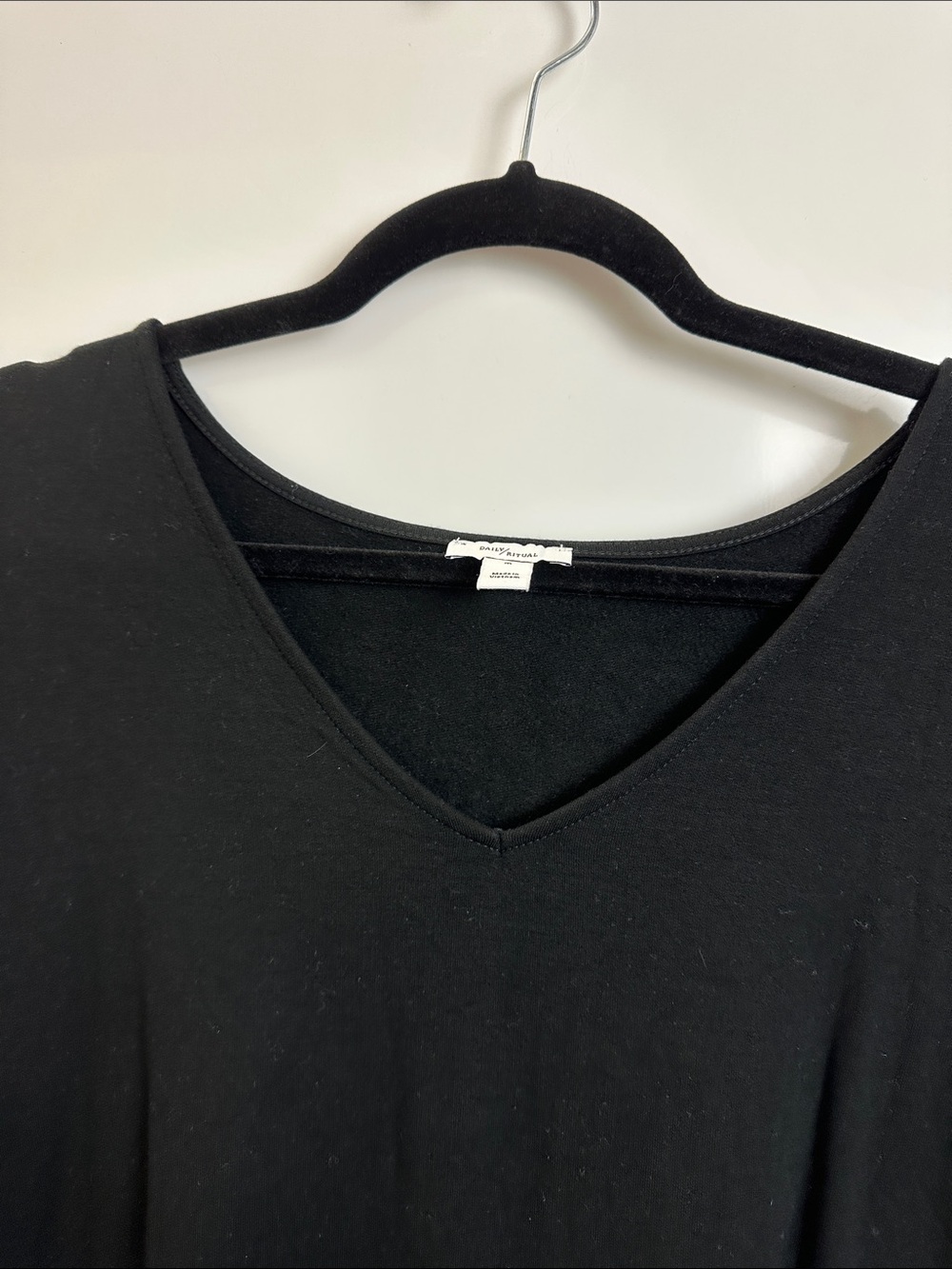 DAILY RITUAL Women's Black V-Neck Short Sleeve Top - Picture 4 of 8